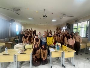 Kegiatan PKM, kerjasama antara Universitas Halim Sanusi, SMAN 21 Bandung dan Teropong Media