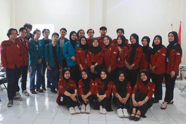 Foto Bersama Anggota HMPK dan Delegasi BEM
